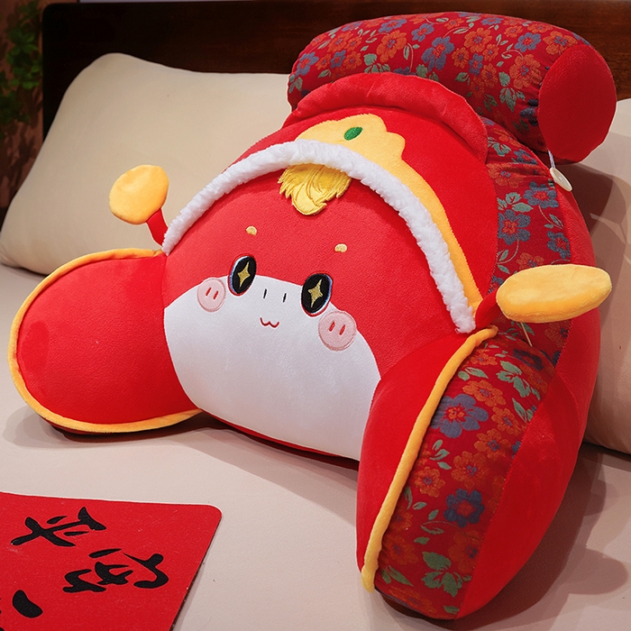 91家纺网 家纺一手货源 找家纺 仟亿莱 2025新款醒狮小马驹三层纱拥抱式腰靠 拥抱财神福马