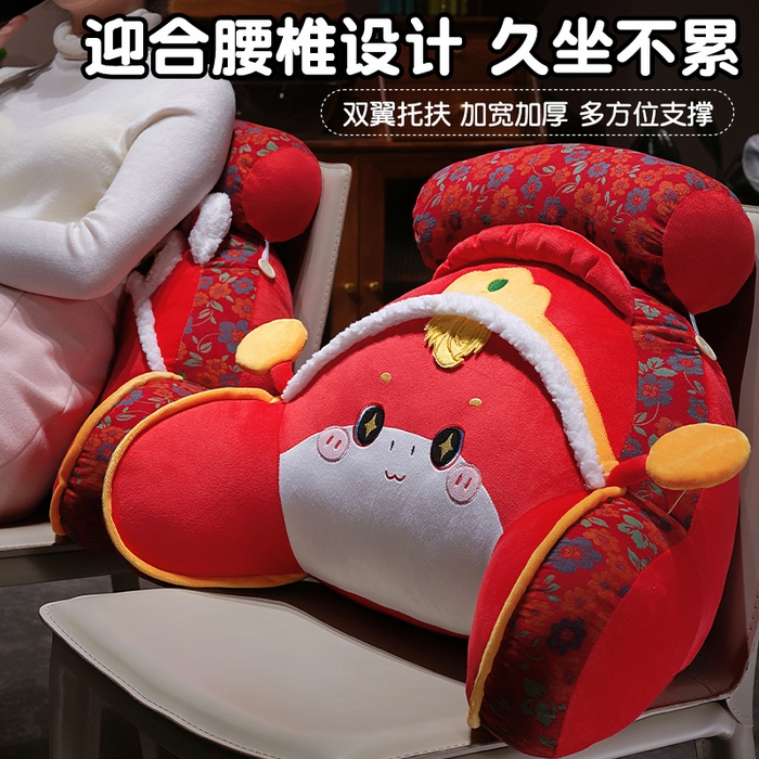 91家纺网 家纺一手货源 找家纺 仟亿莱 2025新款醒狮小马驹三层纱拥抱式腰靠 拥抱财神福马