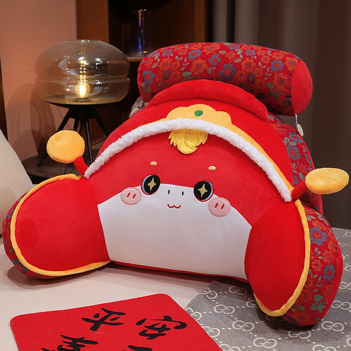 91家纺网 家纺一手货源 找家纺 仟亿莱 2025新款醒狮小马驹三层纱拥抱式腰靠 拥抱财神福马