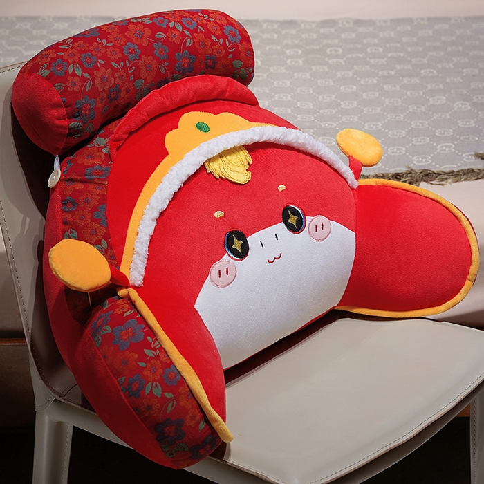 91家纺网 家纺一手货源 找家纺 仟亿莱 2025新款醒狮小马驹三层纱拥抱式腰靠 拥抱财神福马