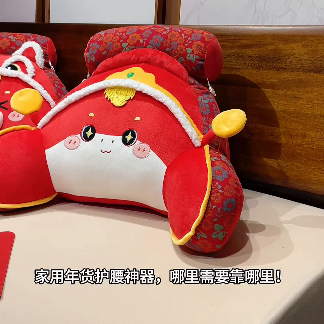 91家纺网 家纺一手货源 找家纺 仟亿莱 2025新款醒狮小马驹三层纱拥抱式腰靠 组合图仅做展示不可下单