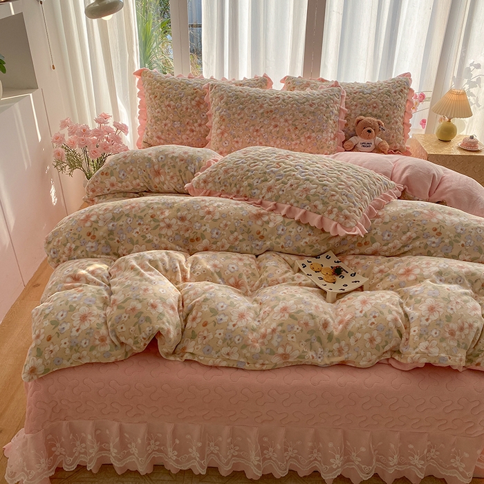 91家纺网 家纺一手货源 找家纺 （总）钰锦珀家纺 2025新款高克重牛奶绒蕾丝双层花边床盖四件套床盖三件套