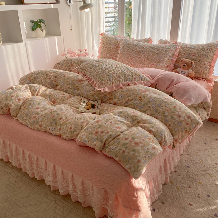 91家纺网 家纺一手货源 找家纺 钰锦珀家纺 2025新款高克重牛奶绒蕾丝双层花边床盖四件套床盖三件套 梦境花语