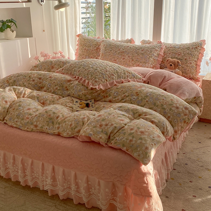 91家纺网 家纺一手货源 找家纺 钰锦珀家纺 2025新款高克重牛奶绒蕾丝双层花边床盖四件套床盖三件套 梦境花语