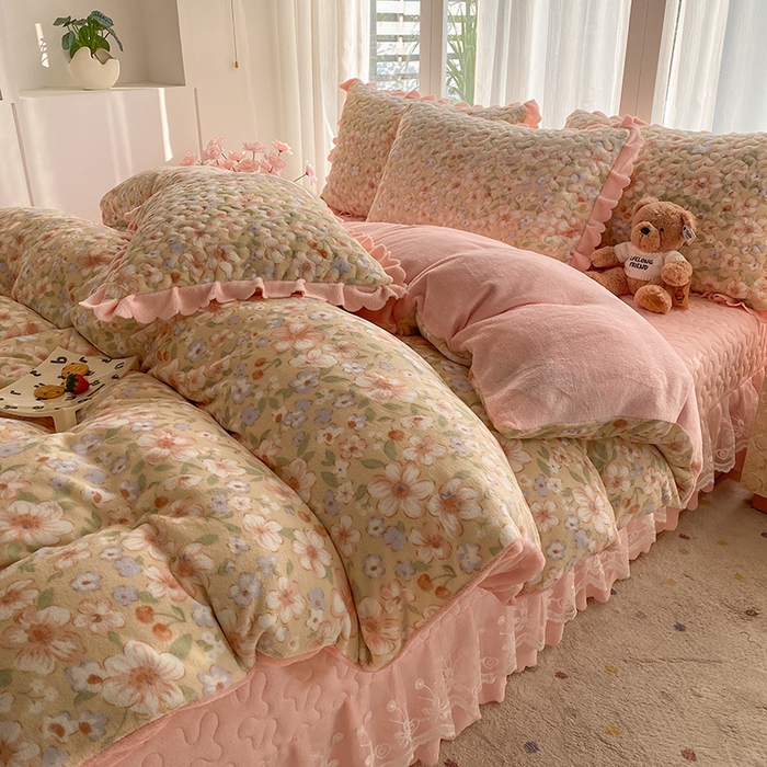 91家纺网 家纺一手货源 找家纺 钰锦珀家纺 2025新款高克重牛奶绒蕾丝双层花边床盖四件套床盖三件套 梦境花语