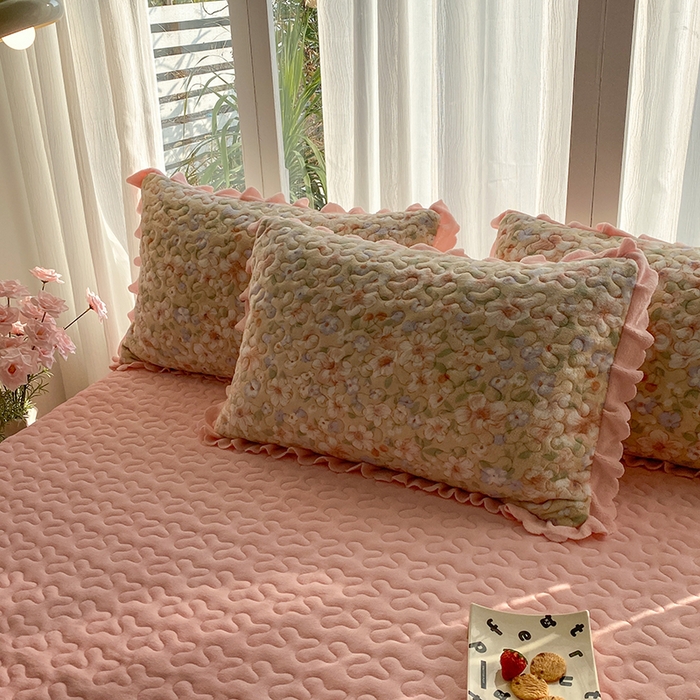 91家纺网 家纺一手货源 找家纺 钰锦珀家纺 2025新款高克重牛奶绒蕾丝双层花边床盖四件套床盖三件套 梦境花语