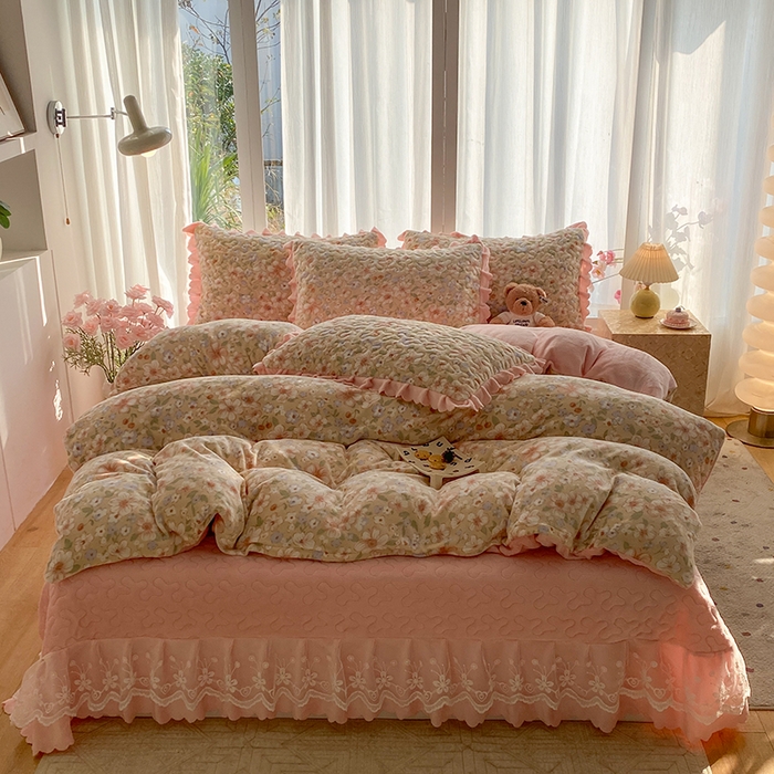 91家纺网 家纺一手货源 找家纺 钰锦珀家纺 2025新款高克重牛奶绒蕾丝双层花边床盖四件套床盖三件套 梦境花语