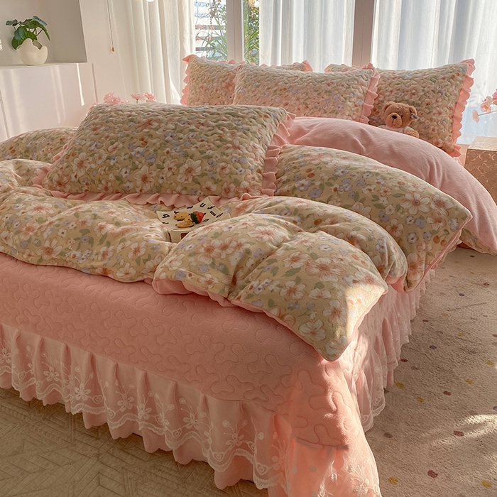 91家纺网 家纺一手货源 找家纺 钰锦珀家纺 2025新款高克重牛奶绒蕾丝双层花边床盖四件套床盖三件套 梦境花语