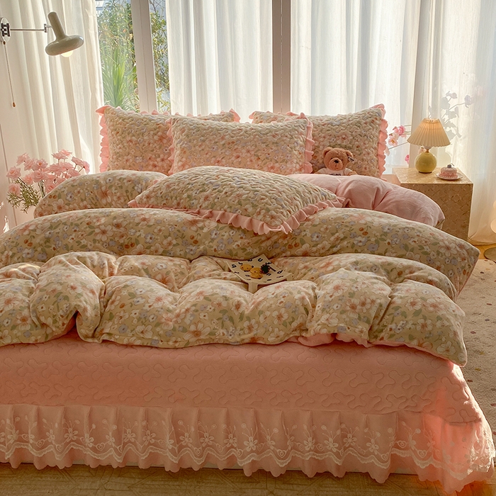 91家纺网 家纺一手货源 找家纺 钰锦珀家纺 2025新款高克重牛奶绒蕾丝双层花边床盖四件套床盖三件套 梦境花语