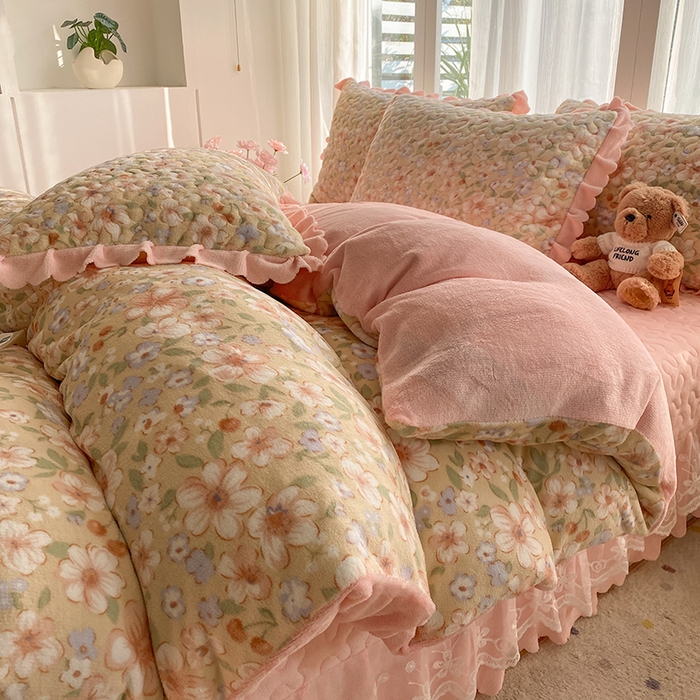 91家纺网 家纺一手货源 找家纺 钰锦珀家纺 2025新款高克重牛奶绒蕾丝双层花边床盖四件套床盖三件套 梦境花语