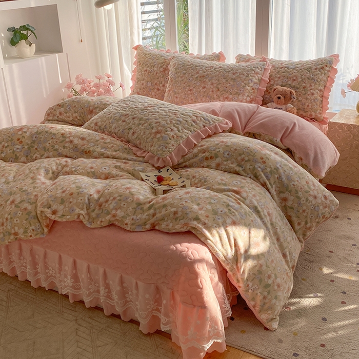 91家纺网 家纺一手货源 找家纺 钰锦珀家纺 2025新款高克重牛奶绒蕾丝双层花边床盖四件套床盖三件套 梦境花语