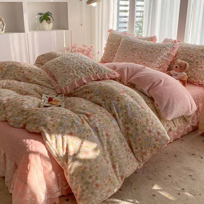 91家纺网 家纺一手货源 找家纺 钰锦珀家纺 2025新款高克重牛奶绒蕾丝双层花边床盖四件套床盖三件套 梦境花语