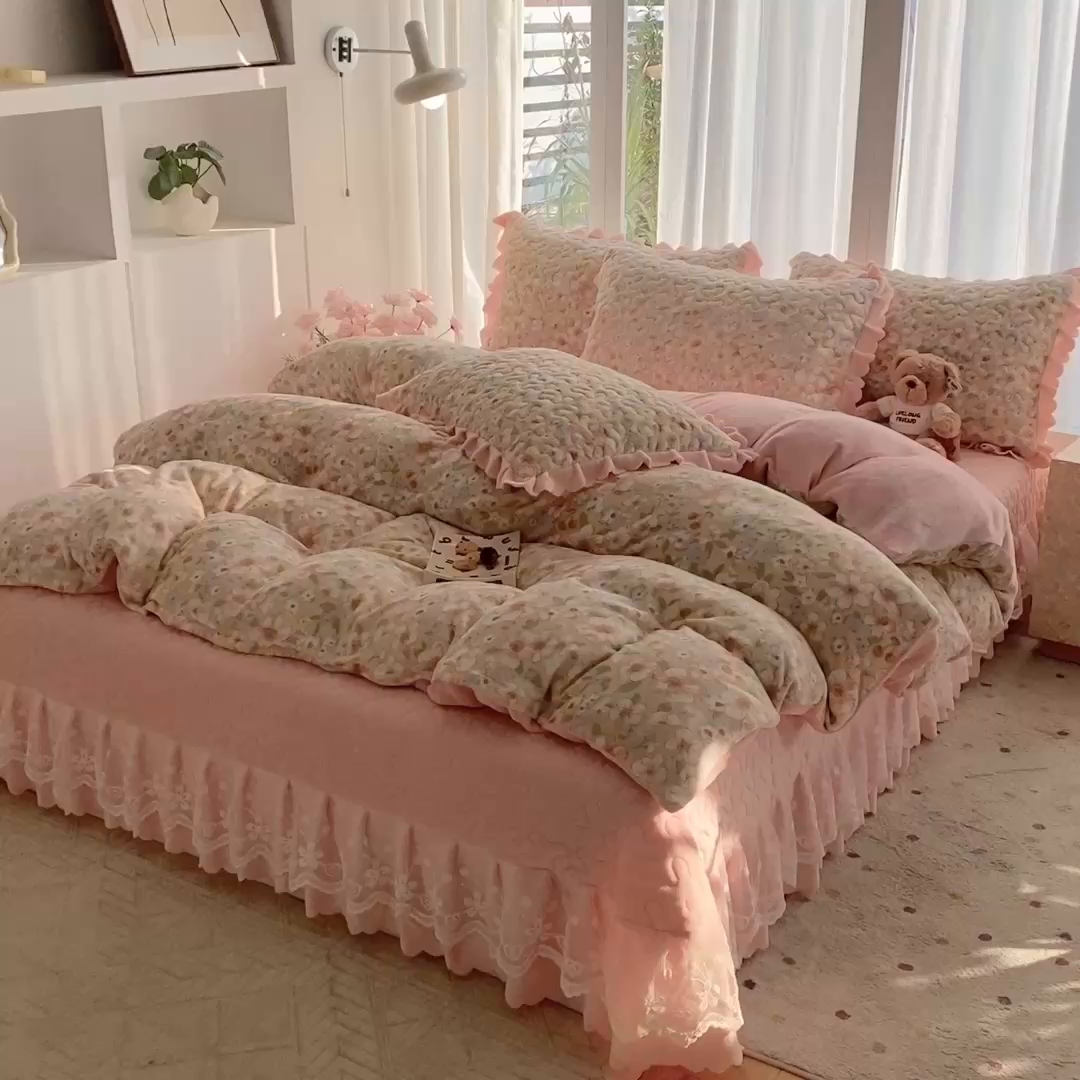 91家纺网 家纺一手货源 找家纺 钰锦珀家纺 2025新款高克重牛奶绒蕾丝双层花边床盖四件套床盖三件套 梦境花语