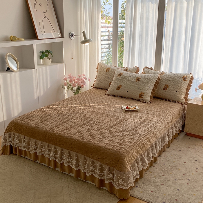 91家纺网 家纺一手货源 找家纺 钰锦珀家纺 2025新款高克重牛奶绒蕾丝双层花边床盖四件套床盖三件套 星空熊仔