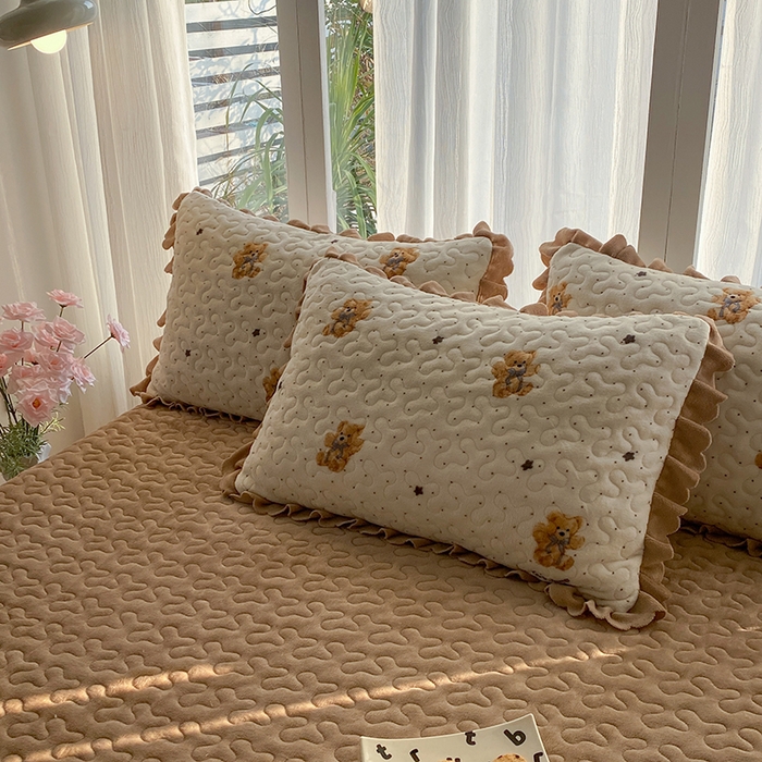 91家纺网 家纺一手货源 找家纺 钰锦珀家纺 2025新款高克重牛奶绒蕾丝双层花边床盖四件套床盖三件套 星空熊仔