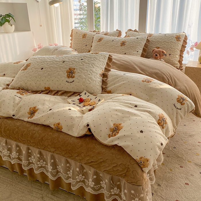 91家纺网 家纺一手货源 找家纺 钰锦珀家纺 2025新款高克重牛奶绒蕾丝双层花边床盖四件套床盖三件套 星空熊仔