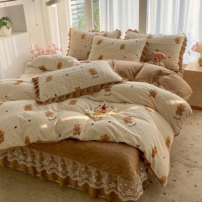 91家纺网 家纺一手货源 找家纺 钰锦珀家纺 2025新款高克重牛奶绒蕾丝双层花边床盖四件套床盖三件套 星空熊仔