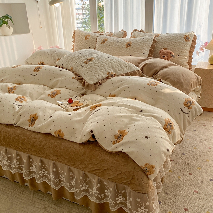 91家纺网 家纺一手货源 找家纺 钰锦珀家纺 2025新款高克重牛奶绒蕾丝双层花边床盖四件套床盖三件套 星空熊仔