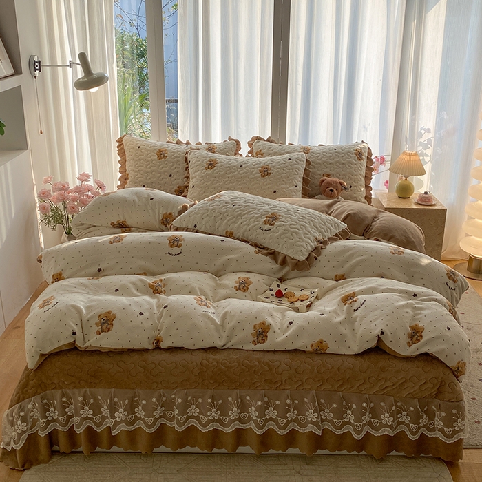 91家纺网 家纺一手货源 找家纺 钰锦珀家纺 2025新款高克重牛奶绒蕾丝双层花边床盖四件套床盖三件套 星空熊仔