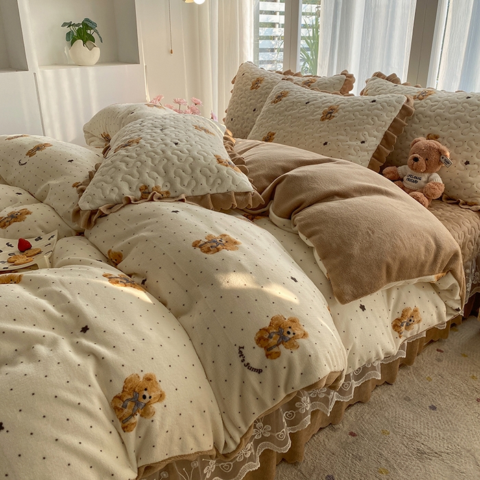 91家纺网 家纺一手货源 找家纺 钰锦珀家纺 2025新款高克重牛奶绒蕾丝双层花边床盖四件套床盖三件套 星空熊仔