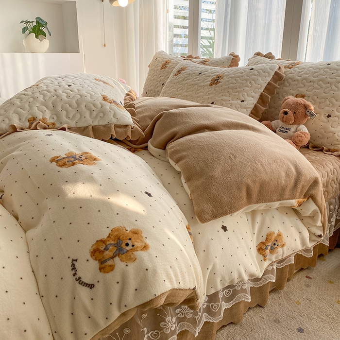 91家纺网 家纺一手货源 找家纺 钰锦珀家纺 2025新款高克重牛奶绒蕾丝双层花边床盖四件套床盖三件套 星空熊仔