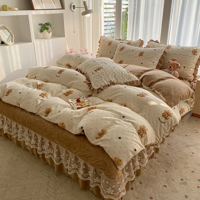 91家纺网 家纺一手货源 找家纺 钰锦珀家纺 2025新款高克重牛奶绒蕾丝双层花边床盖四件套床盖三件套 星空熊仔