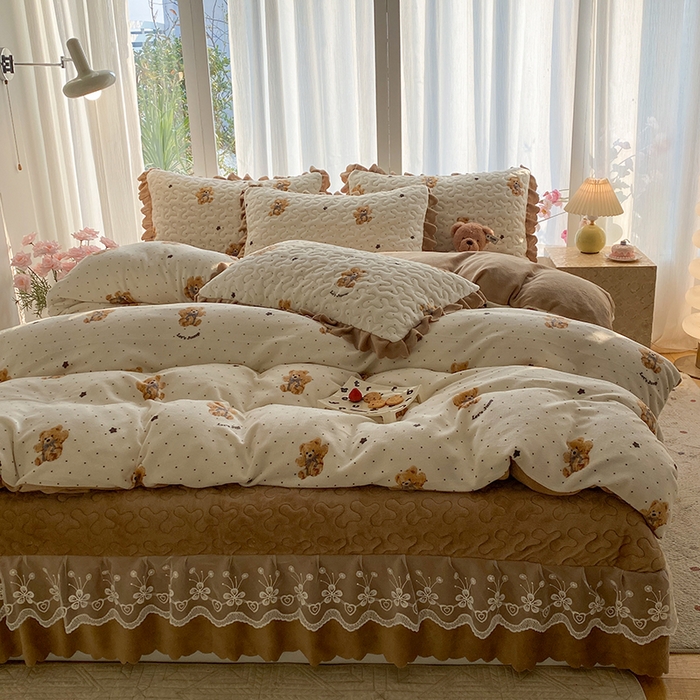 91家纺网 家纺一手货源 找家纺 钰锦珀家纺 2025新款高克重牛奶绒蕾丝双层花边床盖四件套床盖三件套 星空熊仔