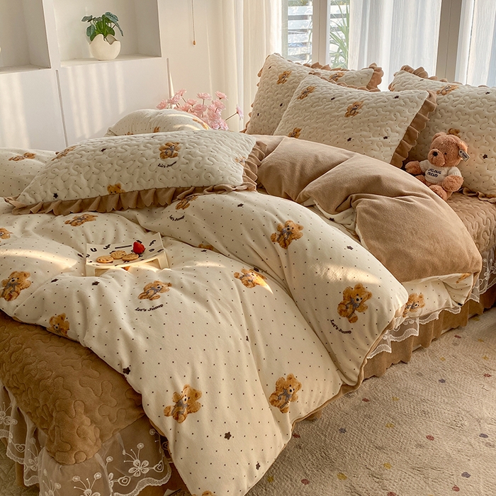 91家纺网 家纺一手货源 找家纺 钰锦珀家纺 2025新款高克重牛奶绒蕾丝双层花边床盖四件套床盖三件套 星空熊仔