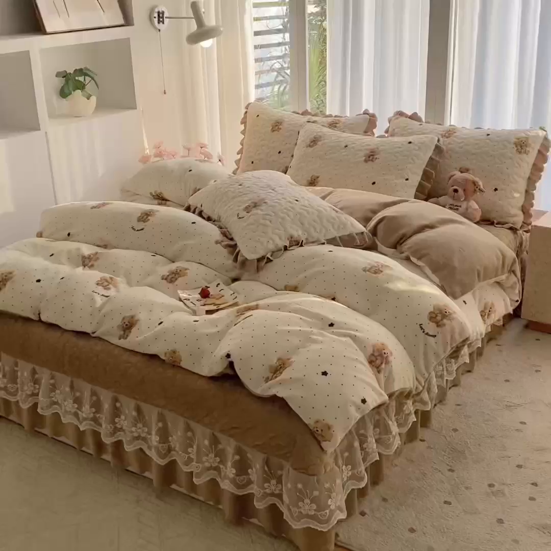 91家纺网 家纺一手货源 找家纺 钰锦珀家纺 2025新款高克重牛奶绒蕾丝双层花边床盖四件套床盖三件套 星空熊仔