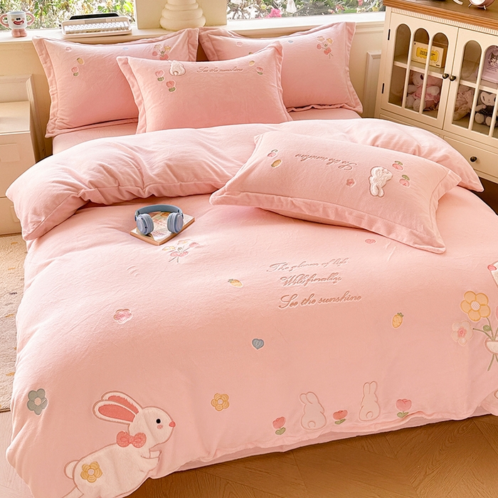 91家纺网 家纺一手货源 找家纺 （总）金绣美居 2025新款牛奶绒毛绒贴布绣花保暖四件套-森系小兔