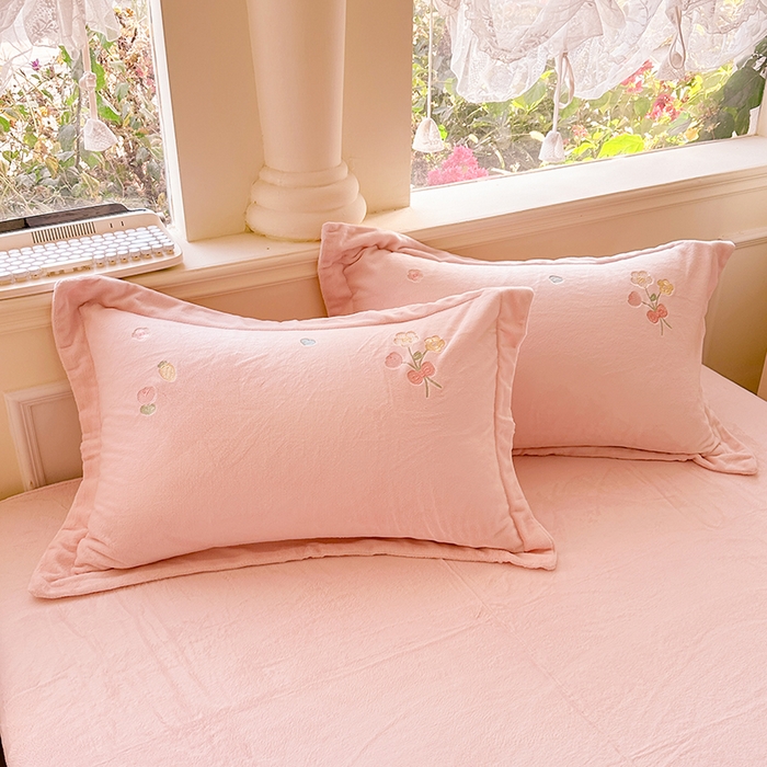 91家纺网 家纺一手货源 找家纺 （总）金绣美居 2025新款牛奶绒毛绒贴布绣花保暖四件套-森系小兔