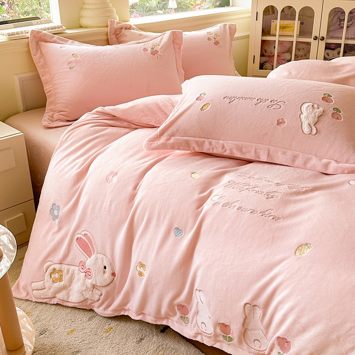 91家纺网 家纺一手货源 找家纺 （总）金绣美居 2025新款牛奶绒毛绒贴布绣花保暖四件套-森系小兔