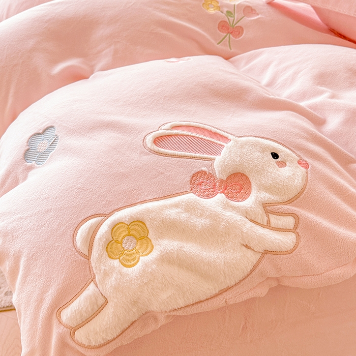 91家纺网 家纺一手货源 找家纺 （总）金绣美居 2025新款牛奶绒毛绒贴布绣花保暖四件套-森系小兔