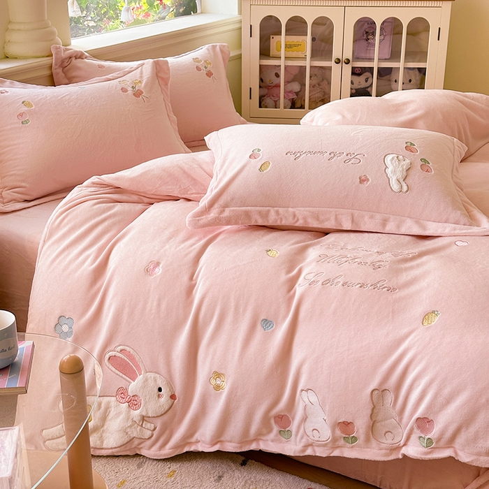 91家纺网 家纺一手货源 找家纺 （总）金绣美居 2025新款牛奶绒毛绒贴布绣花保暖四件套-森系小兔