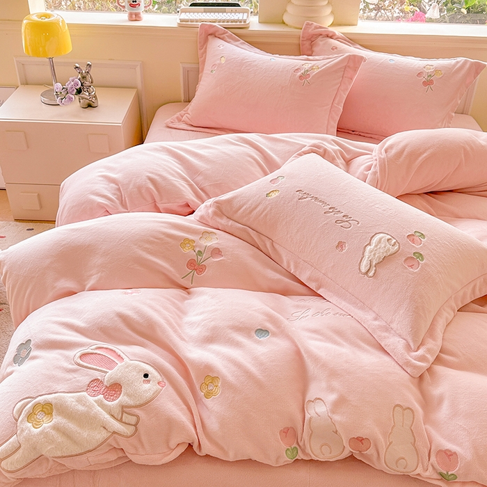 91家纺网 家纺一手货源 找家纺 （总）金绣美居 2025新款牛奶绒毛绒贴布绣花保暖四件套-森系小兔