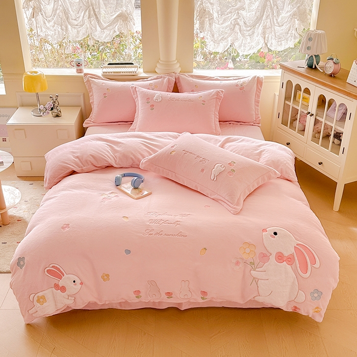 91家纺网 家纺一手货源 找家纺 （总）金绣美居 2025新款牛奶绒毛绒贴布绣花保暖四件套-森系小兔