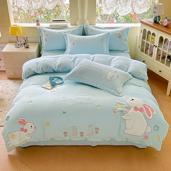 91家纺网 家纺一手货源 找家纺 （总）金绣美居 2025新款牛奶绒毛绒贴布绣花保暖四件套-森系小兔