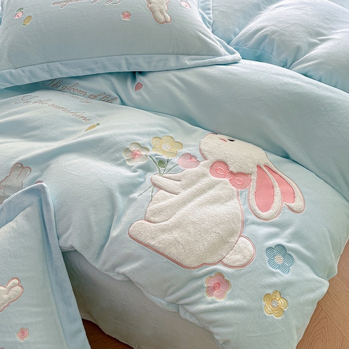 91家纺网 家纺一手货源 找家纺 金绣美居 2025新款牛奶绒毛绒贴布绣花保暖四件套-森系小兔 森系小兔-蓝色