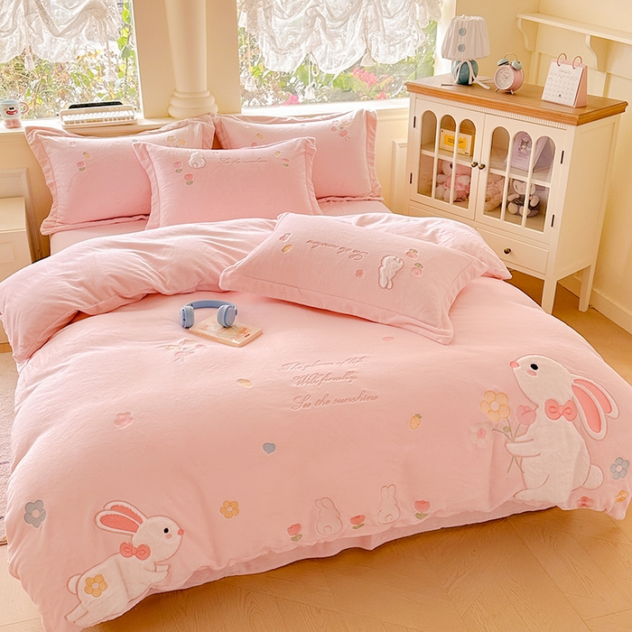 91家纺网 家纺一手货源 找家纺 金绣美居 2025新款牛奶绒毛绒贴布绣花保暖四件套-森系小兔 森系小兔-粉色