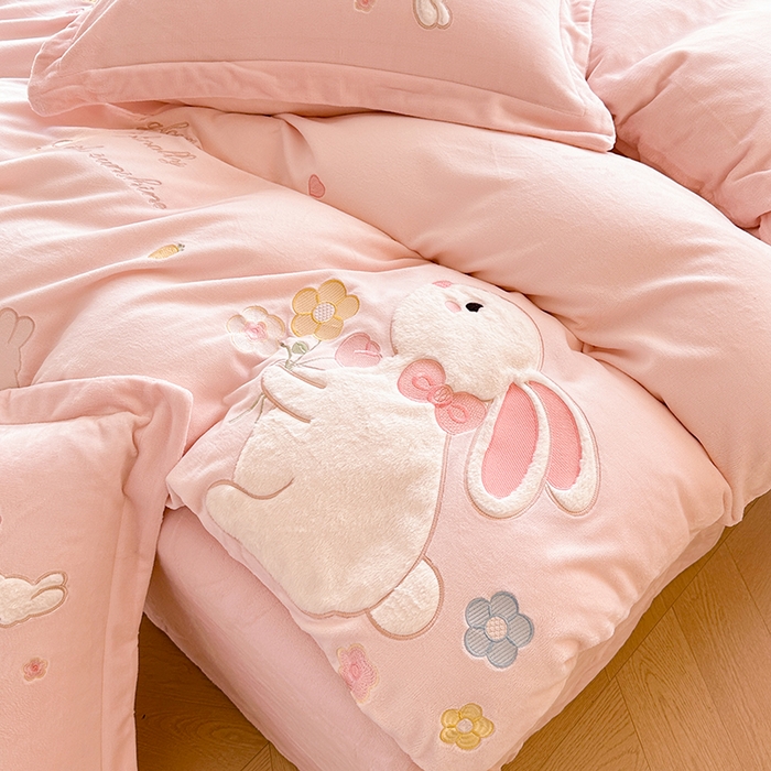 91家纺网 家纺一手货源 找家纺 金绣美居 2025新款牛奶绒毛绒贴布绣花保暖四件套-森系小兔 森系小兔-粉色