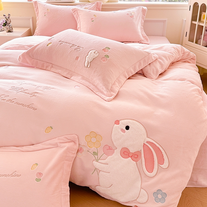 91家纺网 家纺一手货源 找家纺 金绣美居 2025新款牛奶绒毛绒贴布绣花保暖四件套-森系小兔 森系小兔-粉色