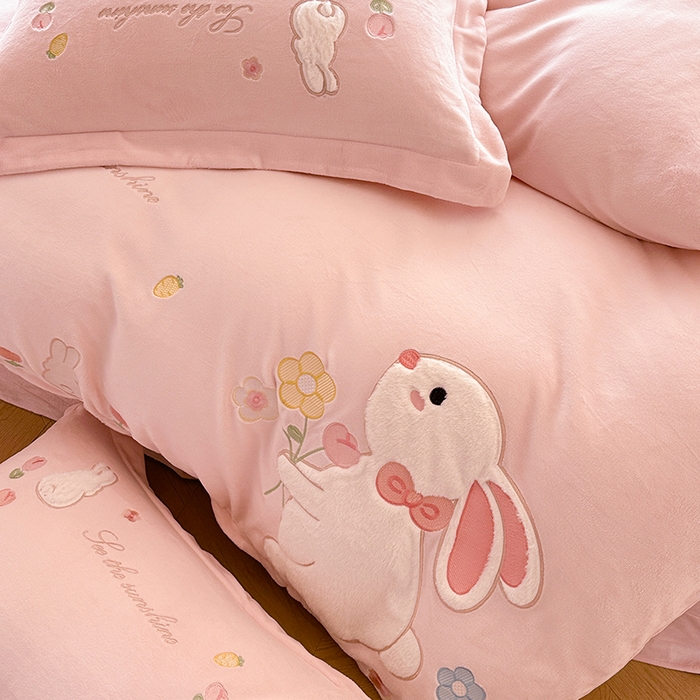 91家纺网 家纺一手货源 找家纺 金绣美居 2025新款牛奶绒毛绒贴布绣花保暖四件套-森系小兔 森系小兔-粉色