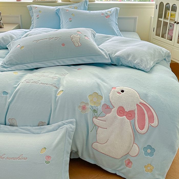 91家纺网 家纺一手货源 找家纺 金绣美居 2025新款牛奶绒毛绒贴布绣花保暖四件套-森系小兔 森系小兔-蓝色