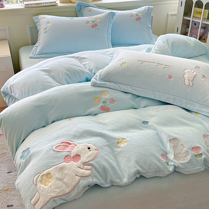 91家纺网 家纺一手货源 找家纺 金绣美居 2025新款牛奶绒毛绒贴布绣花保暖四件套-森系小兔 森系小兔-蓝色