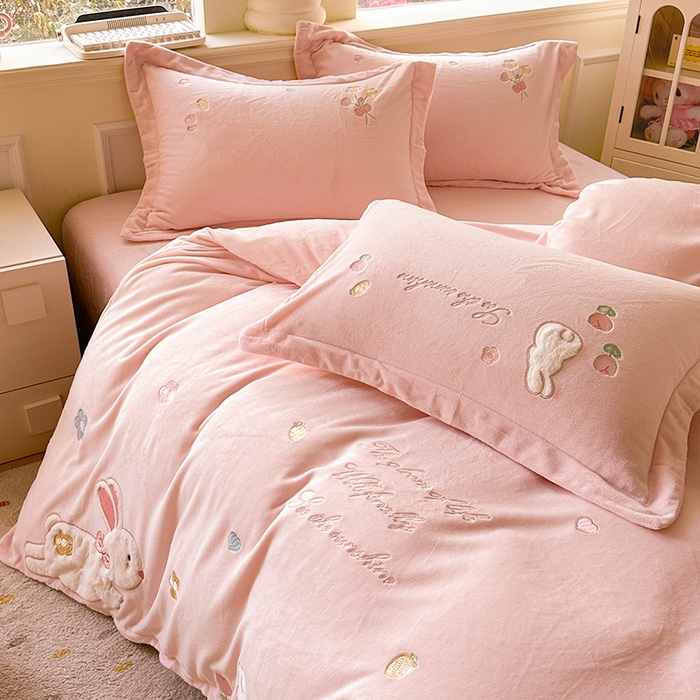 91家纺网 家纺一手货源 找家纺 金绣美居 2025新款牛奶绒毛绒贴布绣花保暖四件套-森系小兔 森系小兔-粉色