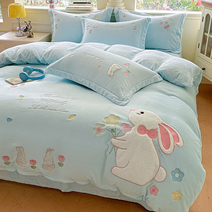 91家纺网 家纺一手货源 找家纺 金绣美居 2025新款牛奶绒毛绒贴布绣花保暖四件套-森系小兔 森系小兔-蓝色