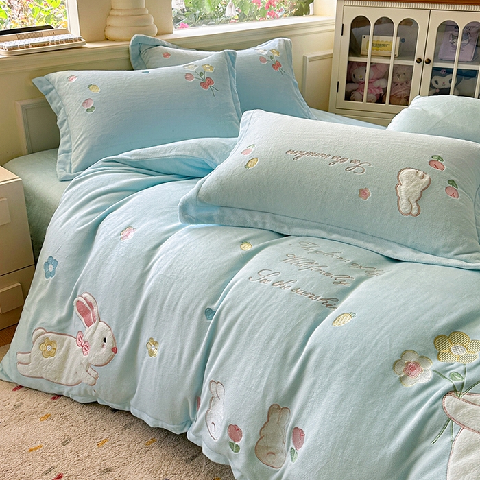 91家纺网 家纺一手货源 找家纺 金绣美居 2025新款牛奶绒毛绒贴布绣花保暖四件套-森系小兔 森系小兔-蓝色