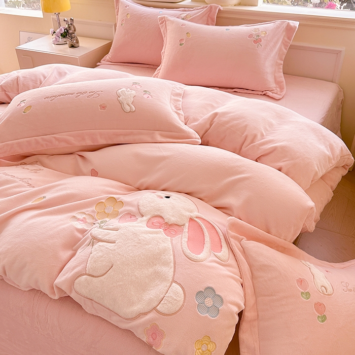 91家纺网 家纺一手货源 找家纺 金绣美居 2025新款牛奶绒毛绒贴布绣花保暖四件套-森系小兔 森系小兔-粉色