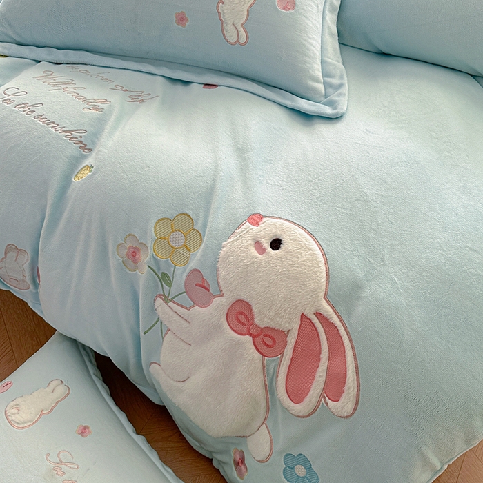 91家纺网 家纺一手货源 找家纺 金绣美居 2025新款牛奶绒毛绒贴布绣花保暖四件套-森系小兔 森系小兔-蓝色