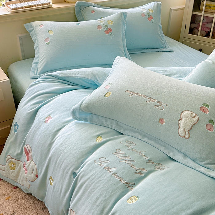 91家纺网 家纺一手货源 找家纺 金绣美居 2025新款牛奶绒毛绒贴布绣花保暖四件套-森系小兔 森系小兔-蓝色